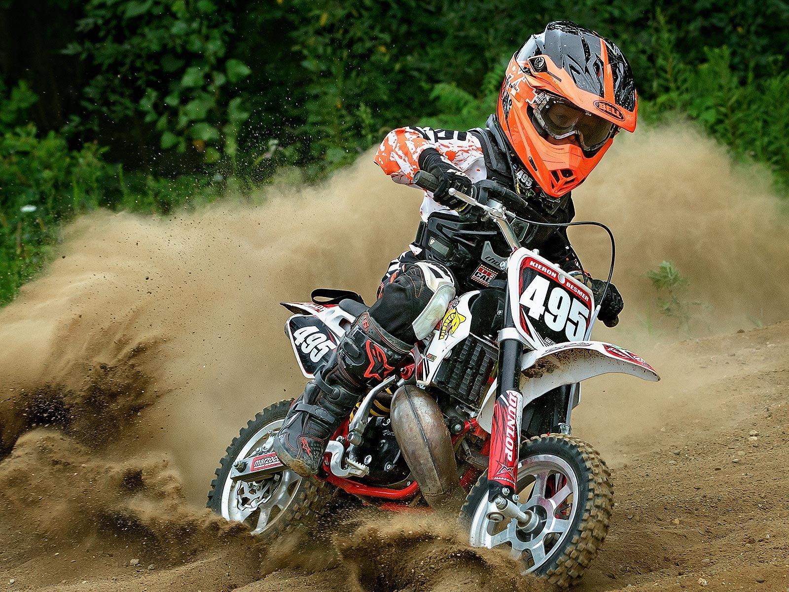Young rider #495 roosting through deep sand
